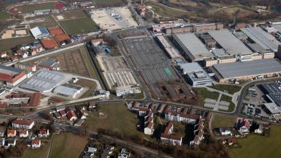 Bild: Bernd Georgi
Der Siemens-Parkplatz (graue Fläche in der Mitte) wird zum Großteil mit einer neuen Fabrik bebaut. Platz finden die zahlreichen Mitarbeiter für ihre Autos deshalb unter anderem auf dem benachbarten Dultplatz (Fläche darüber) mit der Folge, das künftig ein neuer Platz für das Volksfest gesucht werden muss.