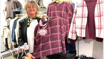 Bild: Claudia Völkl
Am Pulli ein Puschel gefällig? Elisabeth Igl zeigt ihren Kundinnen neue Modetrends und berät sie.