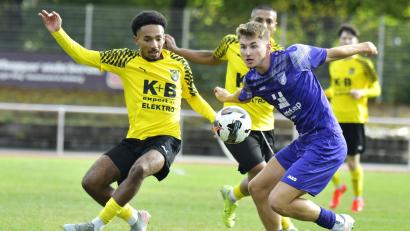 Archivbild: Hubert Ziegler
Jamario Carswell (links, Szene aus einem früheren Spiel) und der FC Amberg konnten dem Tabellenführer Dingolfing beim Nachholspiel am Dienstagabend ein Bein stellen und einen Punkt holen.