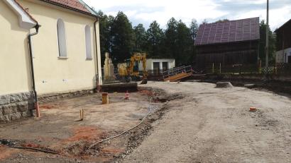Bild: Landratsamt Tirschenreuth
In Riglasreuth baut der Landkreis auf einer Länge von circa 350 Metern die komplette Straße, Entwässerung, Asphaltschichten und die alte Frostschutzschicht aus. Teilweise ist der neue Frostschutz schon eingebaut.