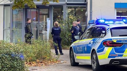 Archivbild: André Baumgarten/dpa
2023 tötete ein Minderjähriger ein Kind im Bezirkskrankenhaus Regensburg und verletzte zwei Personen mit einem Messer. Nach einer erfolgreichen Revision gibt es nun ein Urteil.