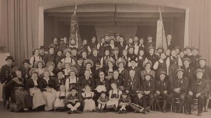 Archivbild: Sammlung Heimatverein Birgland
Der Heimatverein Birgland und der Patenverein Unterillertaler bei der Fahnenweihe 1957 in der alten TV-Turnhalle in Sulzbach.