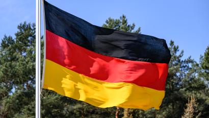 Symbolbild:  Robert Michael/dpa
Unbekannte stahlen eine große Deutschlandfahne vor der Schwarzachtalhalle in Neunburg vorm Wald.