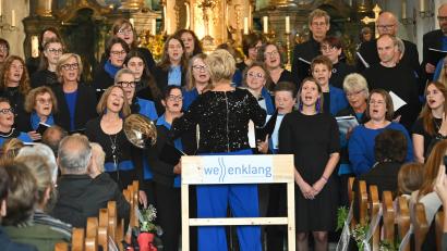 Bild: Kerstin Kiener
Die Freude am Singen war den Mitgliedern des Chores "Wellenklang" unter der Leitung von Stefanie Zühlke-Schmidt deutlich anzusehen.