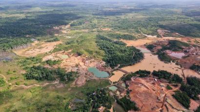 Bild: Larissa Schwedes/dpa
Für den Abbau von Gold – sowohl legal als auch illegal – wurden riesige Flächen im Amazonas-Regenwald abgeholzt.