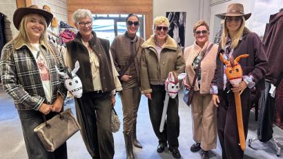 Bild: Fladerer
Bei den Modenschauen in Flossenbürg, die zweimal jährlich stattfinden, werden nicht nur jede Menge schicke Outfits präsentiert, sondern es wird auch viel gelacht.