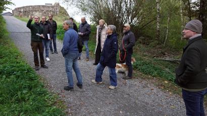 Bild: Bernhard Kreuzer 
Auf ein Wirrwarr von Wegweisern und Informationstafeln traf der Bauausschuss auf dem Schlossberg sowie auf dem Weg dorthin. Dem soll nun ein Ende gesetzt werden.