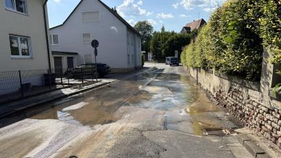 Bild: Julia Fienz
Mitten im Sommer bei strahlendem Sonnenschein war die Johann-Dietl-Straße in Neustadt/WN überschwemmt. Bis Anfang Oktober verzeichnete die Stadt 44 reparaturbedürftige Schäden des Wassernetzes.