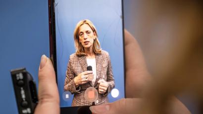 Bild: Michael Kappeler/dpa
Familienministerin Karin Prien rechnet damit, dass im kommenden Jahr eine EU-weite Regelung zur Beschränkung von Social Media für Kinder und Jugendliche kommen wird. Parallel dazu sollen in Deutschland bereits Gesetze in diese Richtung geändert werden.