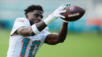 Bild: Rebecca Blackwell/AP/dpa
Tyreek Hill spielte von 2022 bis 2025 für die Miami Dolphins. (Archivbild)