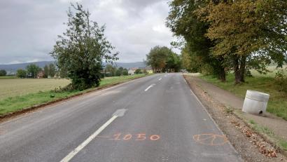 Bild: Landratsamt Tirschenreuth
Auf der Kreisstraße TIR 1 zwischen Ellenfeld und der Staatsstraße ST 2173 (Wenderner Höhe) lässt der Landkreis den Oberbau verstärken. Das Bankett ist schon gefräst, ein neuer Kontrollschacht wartet auf den Einbau.
