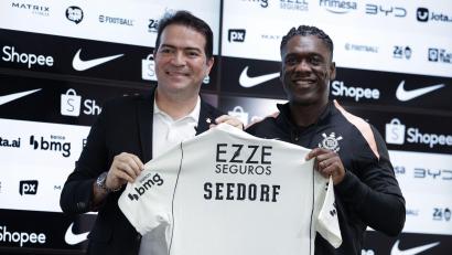 Bild: Ettore Chiereguini/AP/dpa
Clarence Seedorf wird als neuer Cheftrainer von Corinthians vorgestellt.