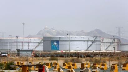 Bild: Amr Nabil/AP/dpa
Im Osten Saudi-Arabiens gerät der Ölkonzern Aramco erneut unter Beschuss. (Archivbild)