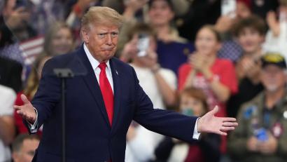 Bild: Lindsey Wasson/AP/dpa
CNN, Politico und MS NOW bleiben vorläufig weiter vor dem Ausschluss aus dem Weißen Haus geschützt. (Archiv)