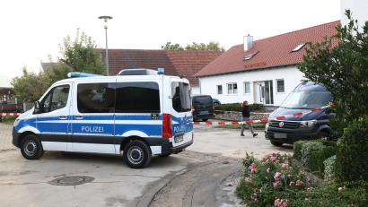 Archivbild: Daniel Löb/dpa
Nach der Tat sperrte die Polizei das Wohnhaus des mutmaßlichen Täters für die Ermittlungen ab. (Archivbild)