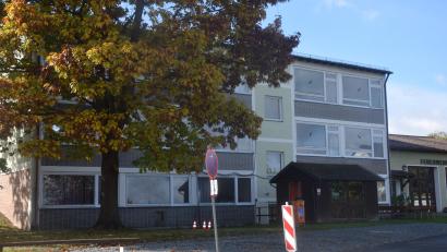 Bild: Ernst Frischholz
Das alte Schulgebäude. Abriss und Teilbelassung Erdgoss für das daneben liegende Feuerwehrhaus oder nur Teilabbruch mit Alternativnutzung. Sondersitzung des Marktgemeinderates hierüber am 9. November.