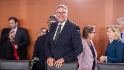 Bild: Michael Kappeler/dpa
Alexander Schweitzer (SPD) bei seiner ersten Teilnahme an einer Kabinettssitzung im Kanzleramt.