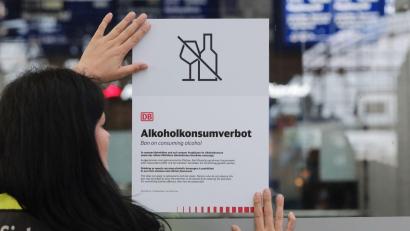 Archivbild: Sebastian Willnow/ dpa/dpa
Alkoholkonsumverbot - so nennt die Deutsche Bahn die neue Regel, die ab Donnerstag an 5.700 Bahnhöfen deutschlandweit gilt.