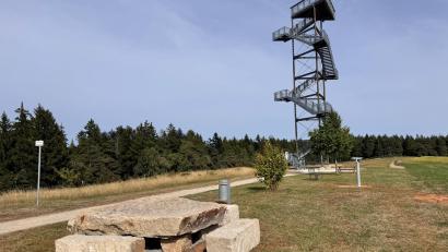 Bild: ILE Region VierStädtedreieck
Neue Ausblicke für alle: Das kostenlos nutzbare Fernrohr am Aussichtsturm auf dem Kalvarienberg in Kirchenthumbach wurde durch das Regionalbudget 2026 gefördert.