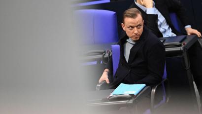 Bild: Michael Brandt/dpa
Gegen den 33-jährigen Ahmetovic werde wegen des Tatvorwurfs der Beihilfe zu wettbewerbsbeschränkenden Absprachen bei Ausschreibungen in Tateinheit mit Verletzung von Geschäftsgeheimnissen ermittelt, sagte ein Sprecher der Staatsanwaltschaft Hannover der Deutschen Presse-Agentur. (Archivbild)