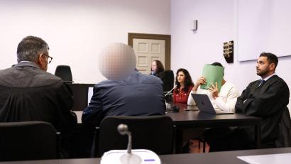 Bild: Christian Charisius/dpa
Das Hanseatische Oberlandesgericht hat die beiden Angeklagten zu achteinhalb beziehungsweise viereinhalb Jahre Haft verurteilt.