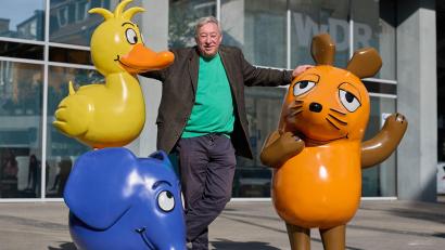 Bild: Rolf Vennenbernd/dpa
„Sendung mit der Maus“-Moderator Christoph Biemann begrüßte Elefant und Ente neben der Maus.