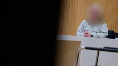 Bild: Sven Hoppe/dpa
Während des zweiten Prozesstages entschuldigt sich die angeklagte Erzieherin bei den Eltern.