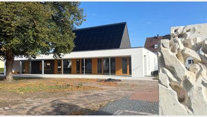 Bild: Gabi Schönberger
Das neue Pfarrheim St. Konrad in Weiden. Die große Linde blieb erhalten, rechts ergänzt das Kunstwerk das Ensemble.