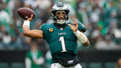 Bild: Matt Slocum/AP/dpa
Jalen Hurts ist der Quarterback der Philadelphia Eagles. (Archivbild)