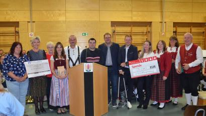 Bild: Angelika Graf
Das Benefizkonzert in Lauterhofen erbringt 6160 Euro für die Leukämiehilfe. Von links: Jennifer Graf; Dr. Volz Fleckenstein, Angelika Graf, Anja Paulus, Josef Graf, Michael Graf, Bürgermeister Xaver Lang, stellvertretender Landrat Stefan Haas, F. Zschernitz, Kathrin Ziegaus, Bettina Geiler und Albert Walter.