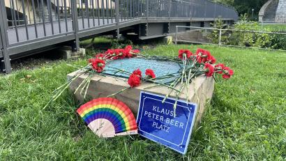 Archivbild: Stefanie Kraus
Nelken zieren am Tag der Tat vor 31 Jahren den Gedenkstein am Vilssteg.