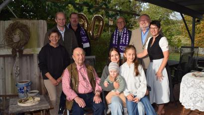 Bild: Richard Braun
Im Kreise seiner Familie feiert Richard Scharnagl seinen 90. Geburtstag. Zu den Gratulanten gehören auch Bürgermeister Konrad Kiener, ein Vertreter der Eisenbahnergewerkschaft und Vereinskameraden des TSV Detag Wernberg.