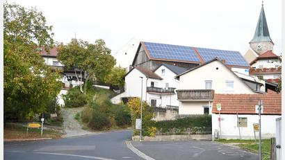 Bild: Alfred Schorner
Ein Augenmerk wird wohl bei der Dorferneuerung Aschach 2 auf einer neuen Gestaltung des Dorfplatzes in der Mitte des alten Kirchdorfes liegen.