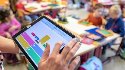 Symbolbild: Armin Weigel
Amberg will das I-Pad-Projekt an Grundschulen einstellen. Das bedeutet, die Stadt bezuschusst den Kauf privater Endgeräte nicht mehr.