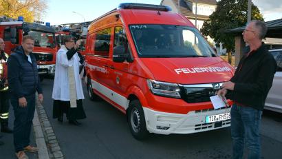 Bild: Josef Rosner
Stadtpfarrer Oliver Pollinger (Mitte) segnet das neue Mehrzweckfahrzeug der Feuerwehr Mitterteich, das ab sofort einsatzbereit ist. Bürgermeister Stefan Grillmeier (links) und Kommandant Günther Sommer sah man die Freude über das neue Fahrzeug an.