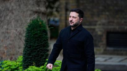 Bild: Jordan Pettitt/PA Wire/dpa
Der ukrainische Präsident Wolodymyr Selenskyj will sich nicht mehr an die von US-Präsident Donald Trump verkündete Waffenruhe für Energieinfrastruktur halten und wieder russische Ölraffinerien angreifen.
