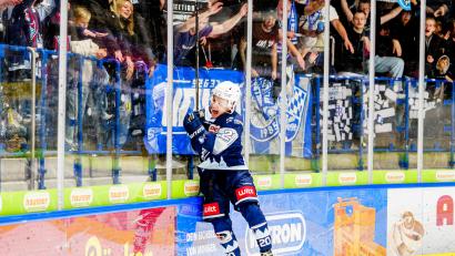 Archivbild: Elke Englmaier
Hat derzeit gut lachen: Youngster Maximilian Brunner spielt sich bei den Blue Devils Weiden momentan in den Vordergrund.