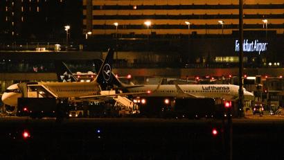 Bild: Ardavan Safari/dpa
Lufthansa schont die Kerosin-Lager in Frankfurt.