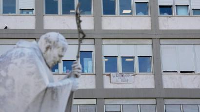 Bild: Alessandra Tarantino/AP/dpa
Nach der Operation an der Lunge des Papstes stehen wichtige Befunde noch aus.