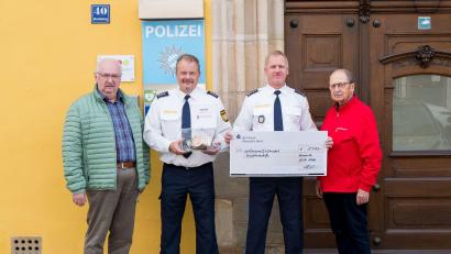 Bild: Polizeiinspektion Kemnath
Herbert Putzer (links) und Andreas Steinl (rechts) nehmen von Thomas Schopf (Zweiter von links) und Kai Hoffmann den symbolischen Scheck für die Kinderkrebshilfe entgegen.