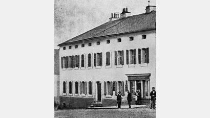 Bild: Chronik Bank- und Warengeschäft Zahn von 1944
Das Haus am Eingang zum Tirschenreuther Marktplatz im Jahr 1883.