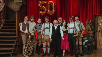 Bild: BR/Jan Saurer
Jürgen Kirner (Mitte) stellt bei der 50. Ausgabe der Brettl-Spitzen eine neue Oberpfalz-Hymne vor.