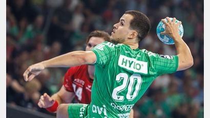Bild: Andreas Gora/dpa
Nationalspieler Tim Freihöfer war bester Füchse-Schütze in Porto. (Archivbild)