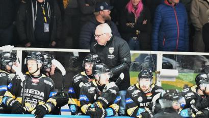 Bild: Hubert Ziegler
Ambergs Trainer Christian Zessack (hinten) bereitet seine Mannschaft auf das Heimspiel gegen Landsberg sowie das Gastspiel in Burgau vor.