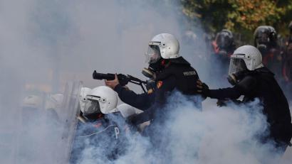 Bild: Hameraldi Agolli/AP/dpa
Polizisten in Albaniens Hauptstadt Tirana setzte Tränengas gegen Demonstranten ein.