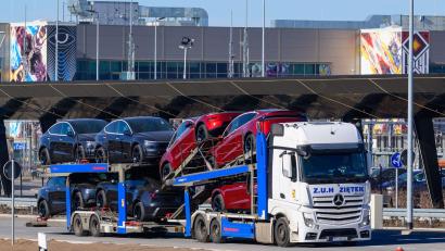 Bild: Patrick Pleul/dpa
Der US-Elektroautobauer Tesla will den geplanten Ausbau des Werks in Grünheide in Angriff nehmen. (Archivbild)