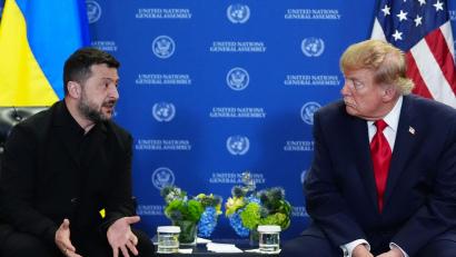 Bild: Julia Demaree Nikhinson/AP/dpa
Erhöht der US-Präsident Donald Trump mit einer geringeren Weitergabe von Aufklärungsdaten und einer Starlink-Drosselung den Druck auf den ukrainischen Präsidenten Wolodymyr Selenskyj? (Archivbild)
