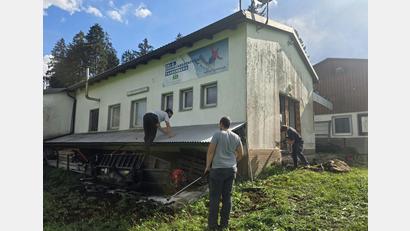 Bild: fvo
An der in die Jahre gekommenen Talstation des Ski- und Snowboardzentrums Fahrenberg laufen derzeit Sanierungsarbeiten. Rechts im Hintergrund ist die Hütte der Hüttenfreunde Bernrieth zu sehen.