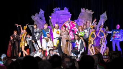 Bild: Florian Wein
Das Ensemble des Ovigo-Musicals "Spamalot" verabschiedet sich nach drei Jahren und 29 Aufführungen am 17. Oktober in Neunburg vorm Wald.