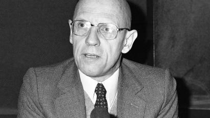 Bild: Alexis Duclos/AP/dpa
Der französische Philosoph Michel Foucault (1926–1984) beschäftigte sich mit Macht, Überwachung und gesellschaftlichen Normen.